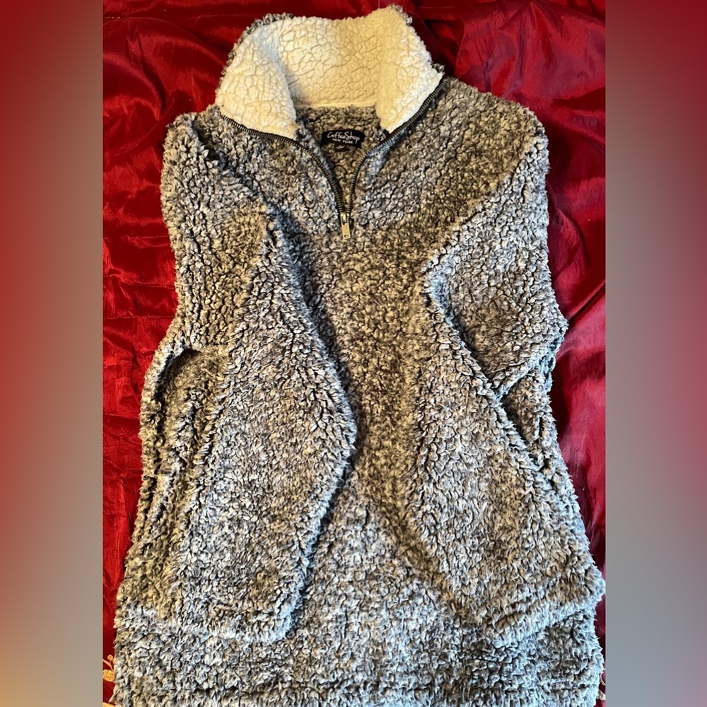 Coffee Shop New York Women’s Medium Gray and White Pullover Sherpa Sweater.Used.